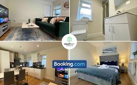 Modern 1 Bedroom Flat With Free Parking